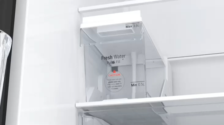 خزان المياه الداخلي لثلاجة LG مع مؤشرات مستوى التعبئة لإمداد المياه العذبة.