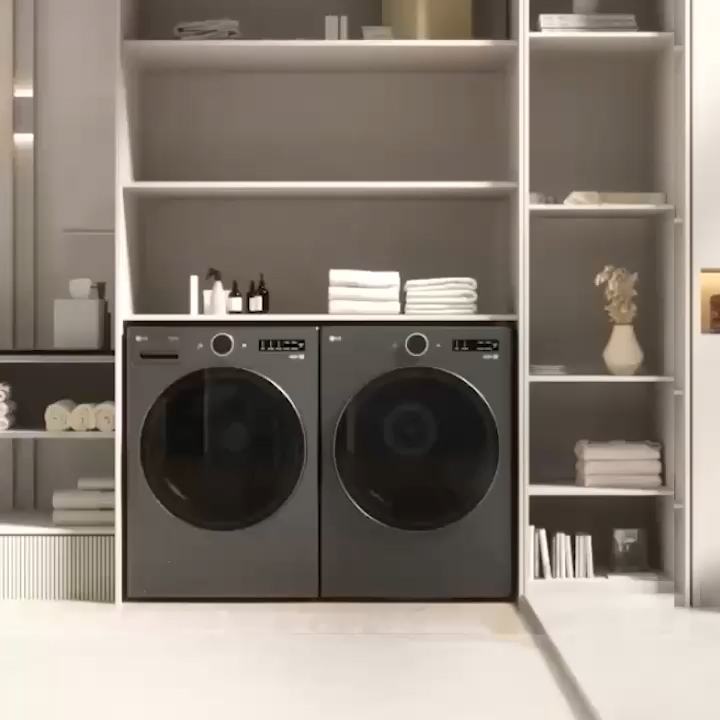 LG WashTower™ في خزانة عصرية بجانب لوحة الكي التي توضح تصميمه الرأسي النحيف ولوحة التحكم المركزية السهلة.
