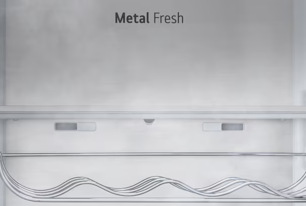 LG refrigerator interior back panel labeled Metal Fresh with wave graphics shows cooling retention.