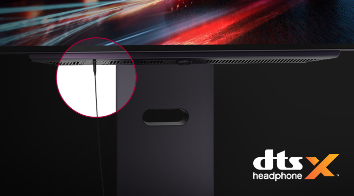The 4-pole headphone cord is connected to the monitor.
