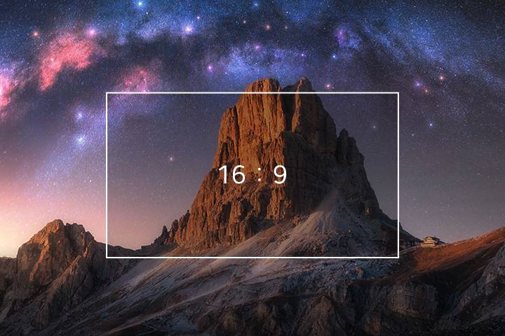 A video is playing on the monitor, transitioning the aspect ratio from 16:9 to 21:9.	