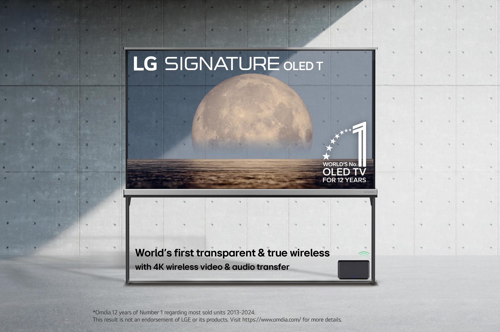 Vue avant de la SIGNATURE OLED T de LG, emblème de la marque de la télé OLED numéro 1 dans le monde depuis 12 ans, le logo de la SIGNATURE OLED T de LG, tous deux intégrés au-dessus de l’arrière-plan représentant une lune au-dessus de la rive sur un écran transparent. Boîtier Zero Connect avec transfert audio et vidéo sans fil 4K 120 Hz connecté à la TV, et un signal WiFi sortant du boîtier.