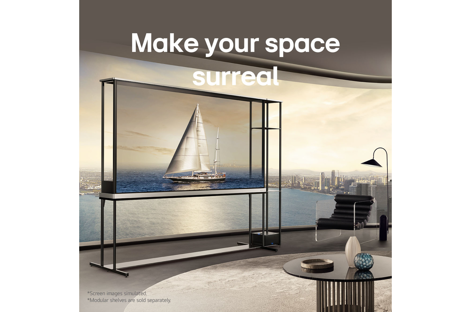 Salon d’un penthouse avec une SIGNATURE OLED T de LG près de baie vitrée panoramique. À l'extérieur, une belle vue d'un paysage urbain au bord d'une étendue d'eau. Sur l’écran de la télé, on voit un yacht, mais comme la télé est en mode transparent, le yacht semble réellement flotter sur l’eau à l’extérieur.