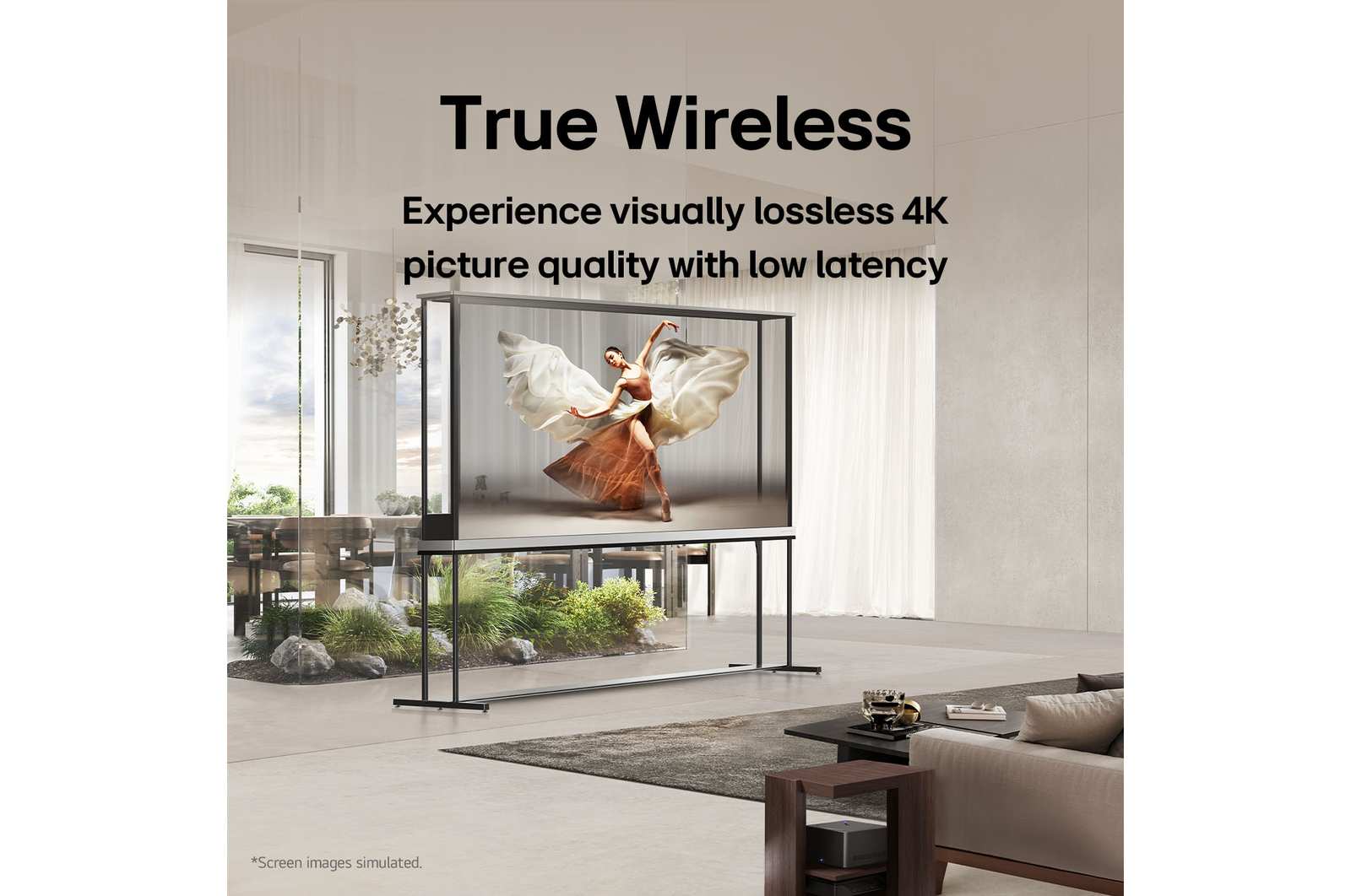 La SIGNATURE OLED T de LG est disposée au milieu d’un salon moderne et représente une danseuse. Le boîtier Zero Connect est placé sur une petite table à côté du canapé.