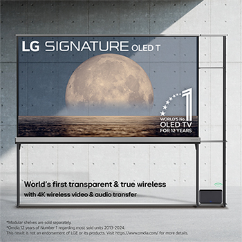 Vue avant de la SIGNATURE OLED T de LG, emblème de la marque de la télé OLED numéro 1 dans le monde depuis 12 ans, le logo de la SIGNATURE OLED T de LG, tous deux intégrés au-dessus de l’arrière-plan représentant une lune au-dessus de la rive sur un écran transparent. Boîtier Zero Connect avec transfert audio et vidéo sans fil 4K 120 Hz connecté à la TV installé sur une étagère modulaire fixée, et un signal WiFi sortant du boîtier.