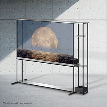 Vue latérale légèrement orientée vers la gauche de l’écran OLED LG SIGNATURE T représentant une lune au-dessus de la rive sur un écran transparent. Boîtier Zero Connect avec transfert audio et vidéo sans fil 4K 120 Hz connecté à la TV installé sur une étagère modulaire fixée, et un signal WiFi sortant du boîtier.