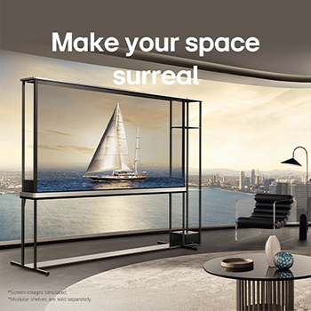 Salon d’un penthouse avec une SIGNATURE OLED T de LG près de baie vitrée panoramique. À l'extérieur, une belle vue d'un paysage urbain au bord d'une étendue d'eau. Sur l’écran de la télé, on voit un yacht, mais comme la télé est en mode transparent, le yacht semble réellement flotter sur l’eau à l’extérieur.