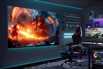 Salle de jeux avec une installation de jeux sans fil. Le LG True Wireless TV à fixation murale affiche un jeu en haute résolution sur son écran. Un ordinateur, une chaise de jeu, des jouets et des lumières d’ambiance au néon sont également visibles. 