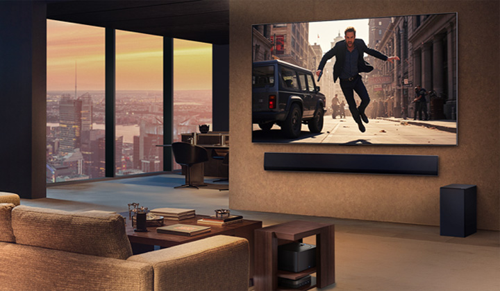 Salon haut de gamme et élégant dans un appartement en hauteur. Le LG True Wireless TV et la barre de son sont fixés au mur. Un film est diffusé sur l'écran du téléviseur. Aucun câble n’est visible. Le boîtier Zero Connect Box est dissimulé sous une table d’appoint. 