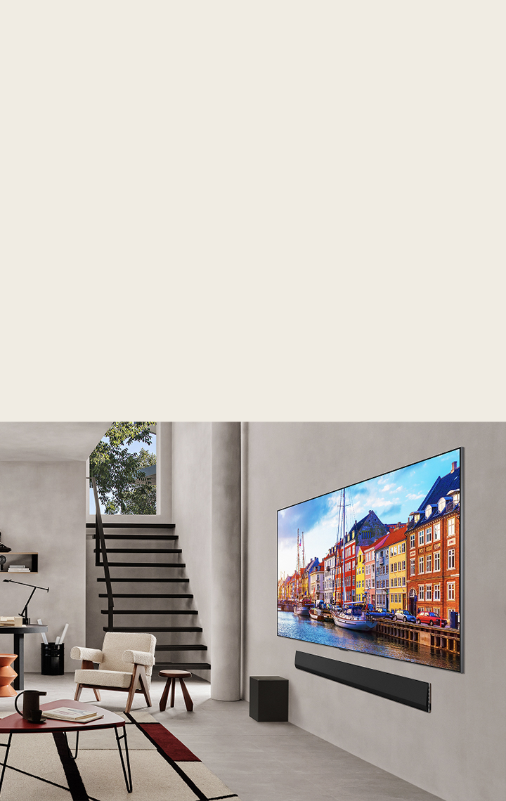 Salle de séjour avec LG TV et LG Soundbar fixés au mur.