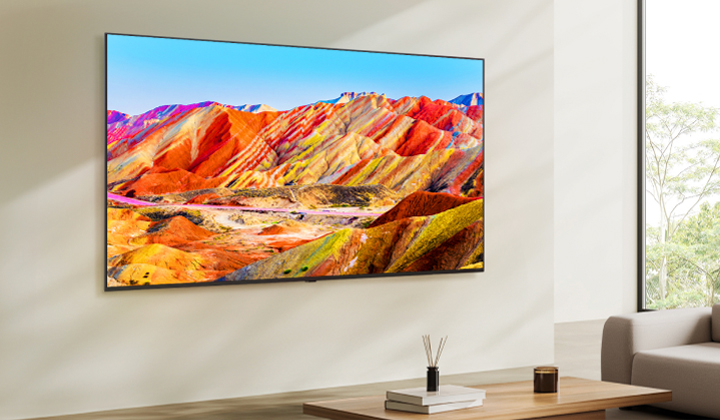LG NanoCell TV monté sur un mur. Image colorée sur l’écran.