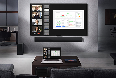 Salon avec vue depuis le canapé, face à un téléviseur mural sans fil LG et une LG Soundbar. Sur la table basse se trouve un ordinateur portable connecté à la Zero Connect Box que l’on aperçoit à peine sous la table. L’écran de l’ordinateur portable, où se déroule un appel vidéo en direct, est reflété sans fil sur l’écran du téléviseur. Tout l’espace est ordonné et dépourvu d’encombrement.