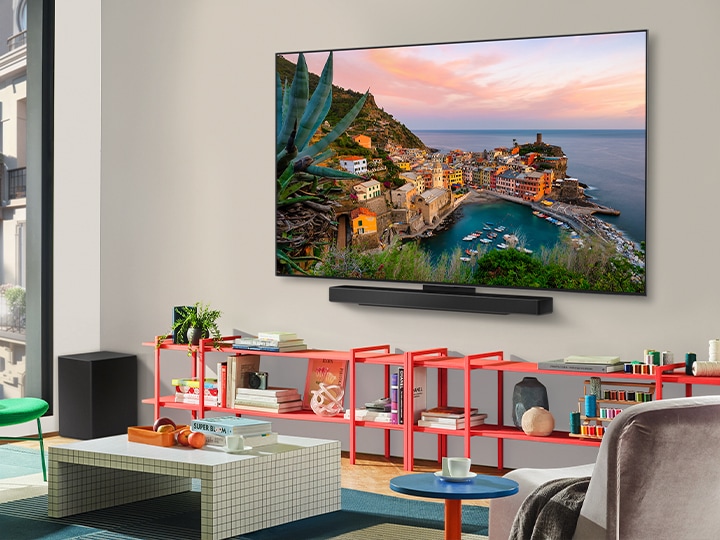 Salle de séjour à l’intérieur d’une maison haut de gamme. Vue latérale inclinée d’un LG OLED TV fixé au mur. On peut constater qu’il n’y a pas d’espace entre le téléviseur et le mur. 