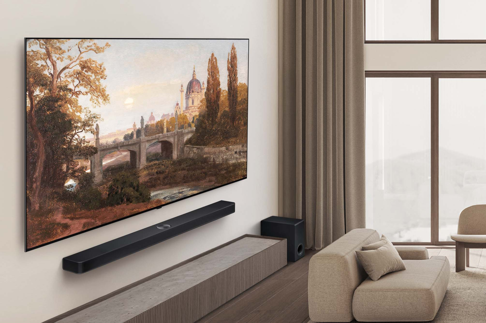 Vue large d’un salon haut de gamme dans des tons neutres. Un téléviseur Smart LG OLED AI B5 4K est fixé au mur et une œuvre d’art affichée sur l’écran. Une LG Soundbar est fixée en dessous. x`