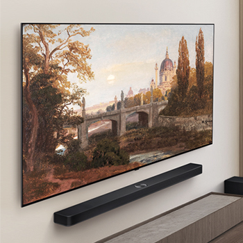 Vue large d’un salon haut de gamme dans des tons neutres. Un téléviseur Smart LG OLED AI B5 4K est fixé au mur et une œuvre d’art affichée sur l’écran. Une LG Soundbar est fixée en dessous. x`