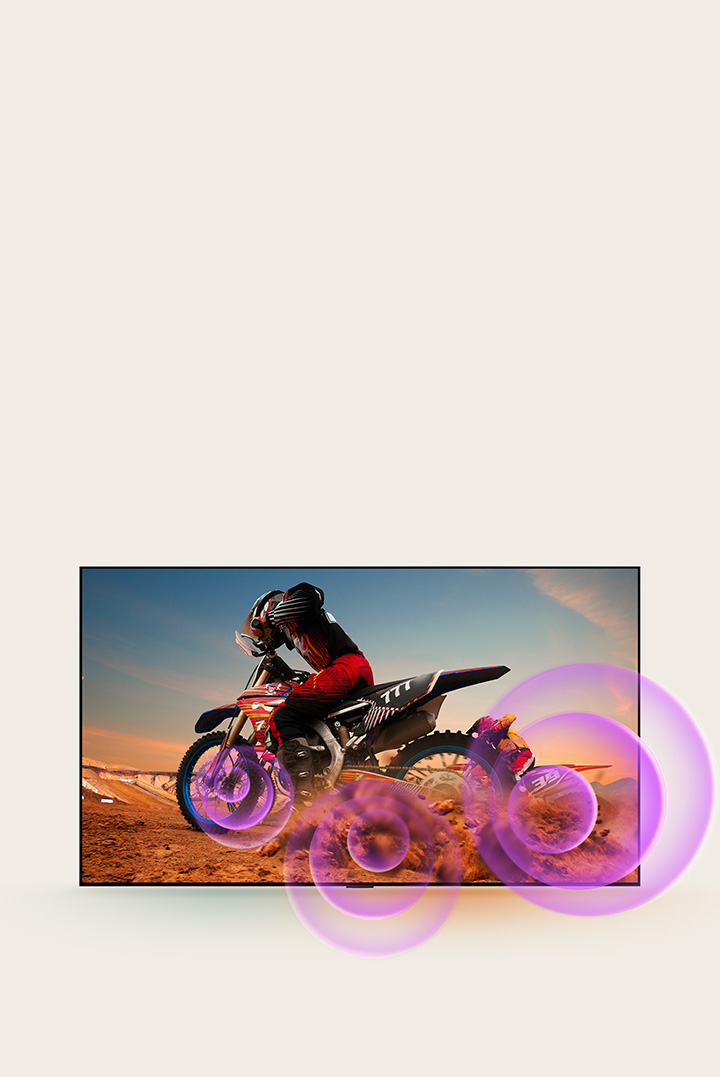 Le LG QNED TV représente un homme sur une moto avec des cercles abstraits violets sortant de la roue pour visualiser l’émission sonore.	