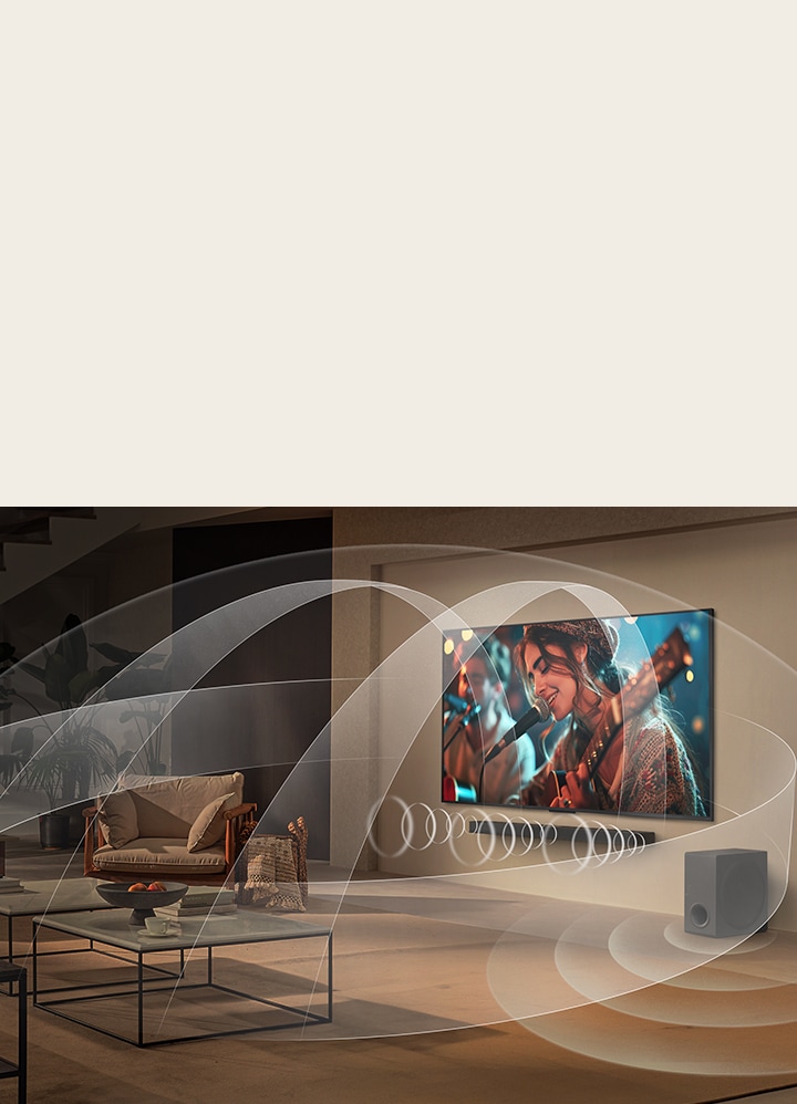 Salon équipé d’un LG QNED TV et LG Soundbar avec des graphiques représentant la façon dont les deux appareils remplissent l’espace avec un son environnement sonore multiple.