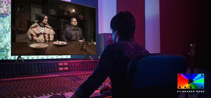 Un réalisateur devant un panneau de contrôle montant le film « Killers of the Flower Moon » sur un LG QNED TV. En bas à gauche, le logo Dolby Vision et le logo FILMMAKER MODE. Sous l’image figurent les logos de Netflix, HBOmax, Prime Video, Disney Plus, Apple TV et LG Channels. 