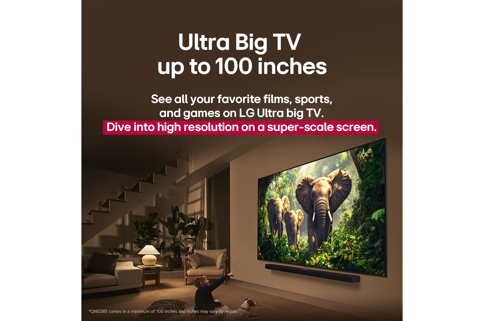 Une fille et un chien sont assis devant un LG QNED TV accroché au mur et représentant trois éléphants marchant vers l’extérieur, au-dessus d’une LG Soundbar. Le titre met en avant comment chaque action devient plus captivante sur un écran géant.