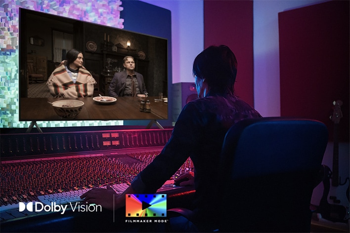 Un réalisateur devant un panneau de contrôle montant le film « Killers of the Flower Moon » sur un LG QNED TV. En bas à gauche, le logo Dolby Vision et le logo FILMMAKER MODE™.