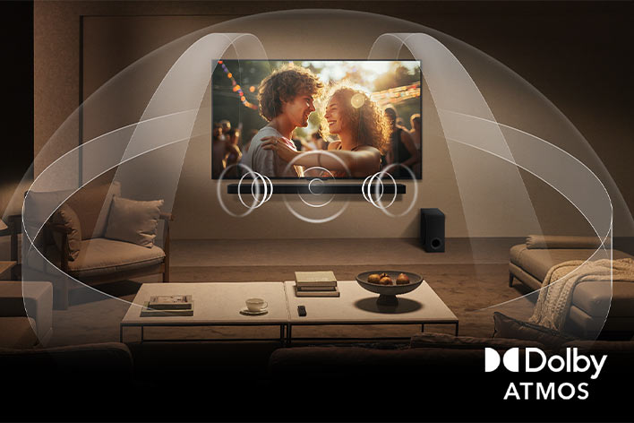 Salon confortable, peu éclairé, avec un LG QNED TV sur un mur et une barre de son LG. Graphiques montrant comment Dolby Atmos rempli l’espace d’un son multicanal. Dolby Atmos au coin inférieur droit.