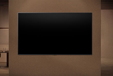 Un LG TV à fixation murale dont l’écran est éteint montre comment les capteurs de mouvement du téléviseur peuvent s’ajuster intelligemment en fonction des mouvements détectés à proximité.
