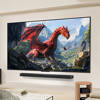 Une famille est assise sur un canapé face à un LG QNED TV monté sur un mur au-dessus d’une LG Soundbar. La boîte Zero Connect se trouve à l’intérieur d’une table basse.