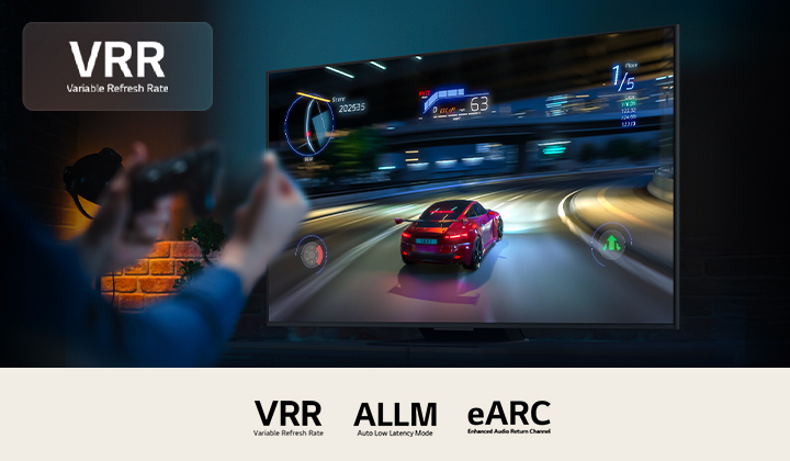 Mains tenant une manette de jeu devant un écran montrant un jeu vidéo de voitures de course. Le logo VRR se trouve dans le coin supérieur gauche et d’autres certifications pertinentes sont visibles.