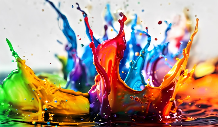 Des éclaboussures de peinture jaillissent du sol vers le haut dans des couleurs variées.