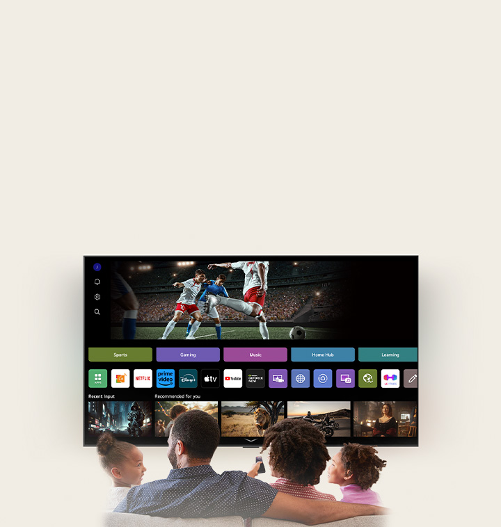 Une famille de quatre personnes est réunie autour d’un LG AI TV. Un cercle apparaît autour de la personne qui tient la télécommande et indique son nom. Cela montre comment AI Voice ID reconnaît la signature vocale de chaque utilisateur. L’interface webOS montre ensuite comment l’intelligence artificielle change automatiquement de compte et recommande des contenus personnalisés. 