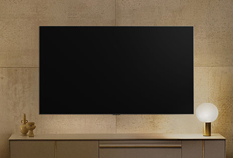 Un LG TV à fixation murale semble éteint, mais la fonction Always Ready s’active. Il affiche des informations, puis fait défiler différentes œuvres d’art.