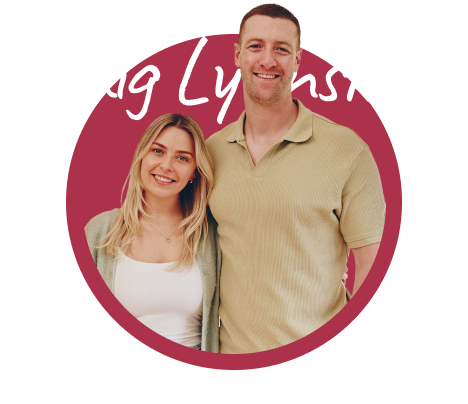 Craig Lynskey - Homme et femme souriants regardant vers l’avant à l’intérieur d’un cercle