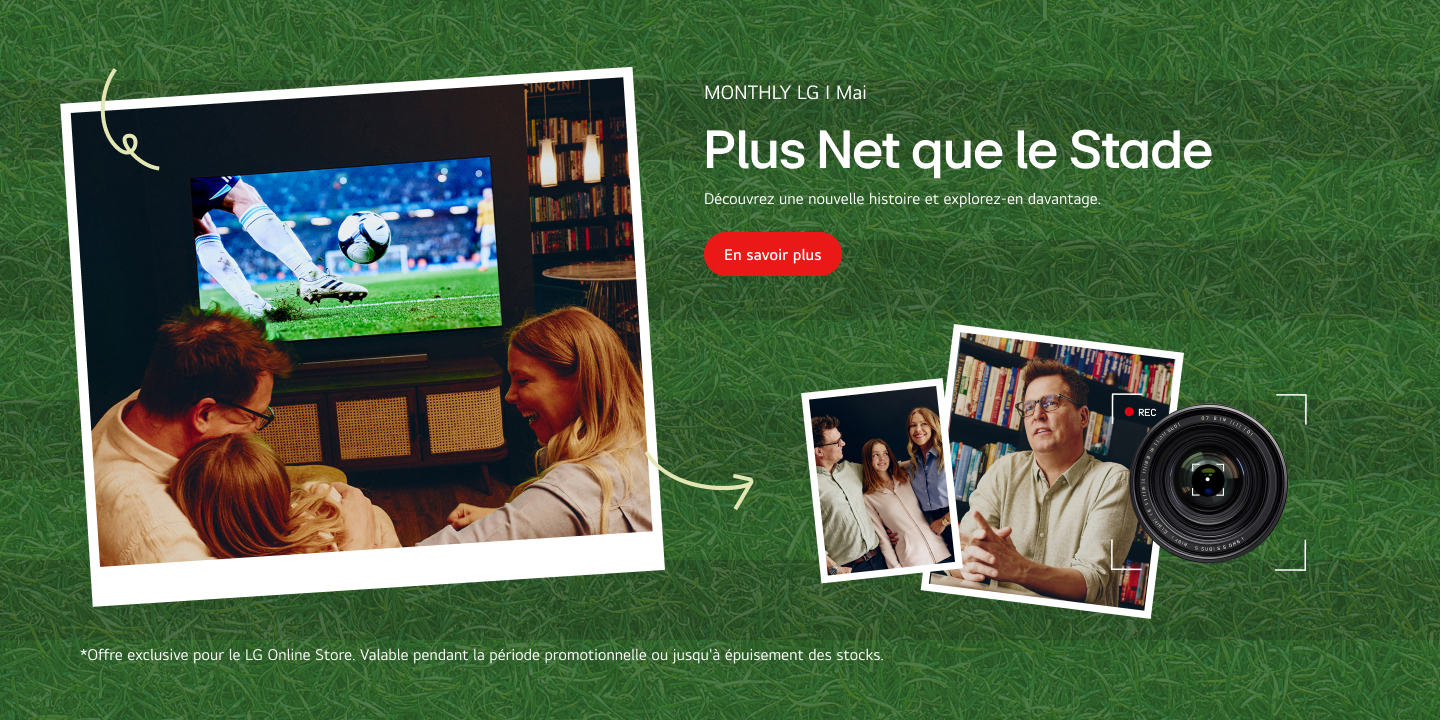Bannière promotionnelle montrant une famille regardant un match de soccer à la télévision, avec un objectif d’appareil photo et un visuel sur fond gazonné.