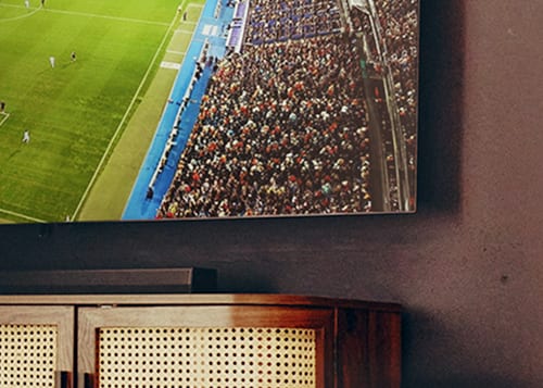 Vue du dessus d’un téléviseur montrant une foule dans un stade de football