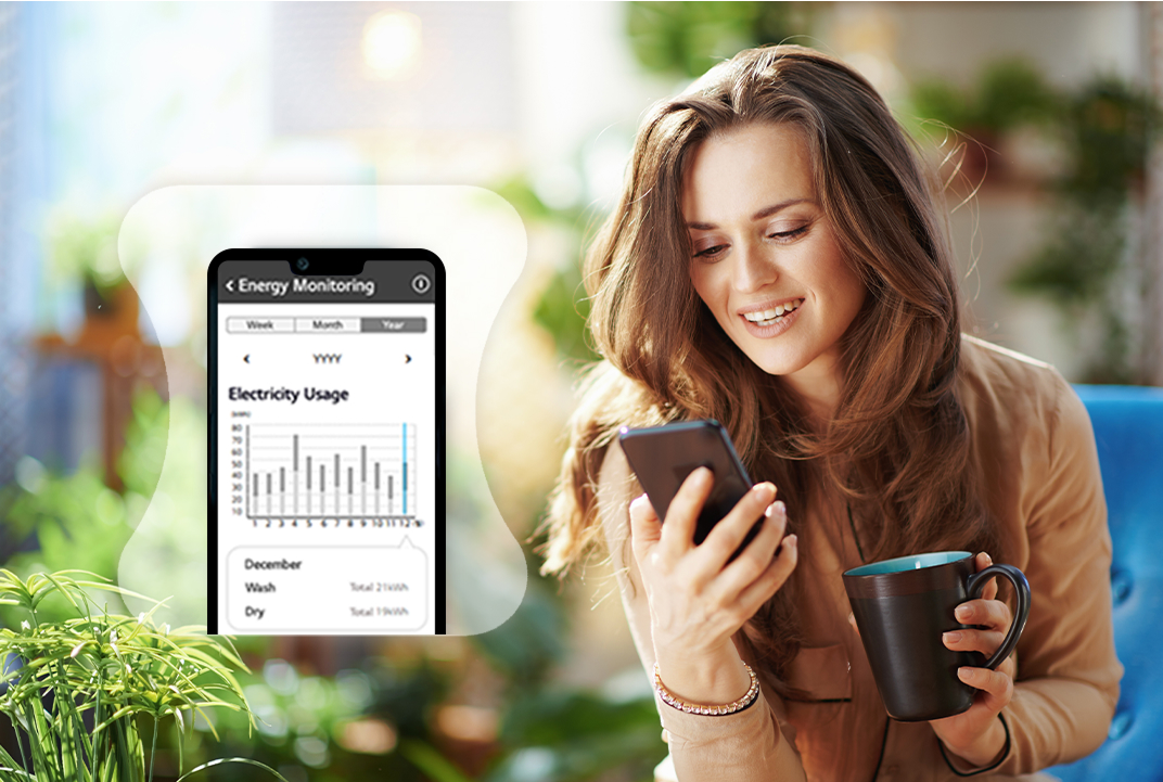 LG lave-linge graphique d'énergie à côté d'une femme avec téléphone montre le suivi via l'app ThinQ.