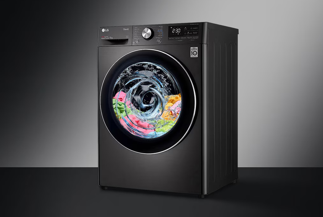 Lave-linge frontal noir LG avec du linge tournant dans le tambour illustre une vitesse d'essorage élevée.