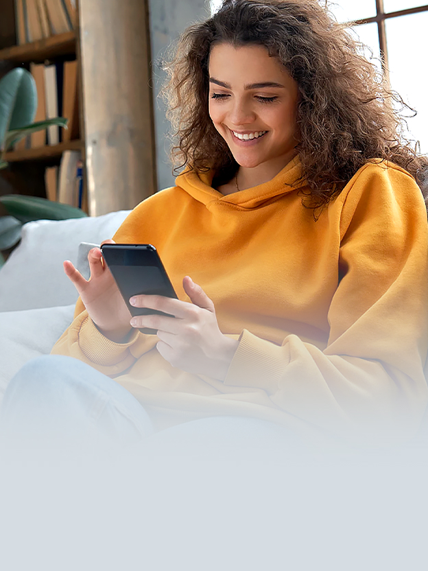 LG lave-linge statut vérifié via l'app par une femme souriant sur un canapé illustre le support Smart Diagnosis.
