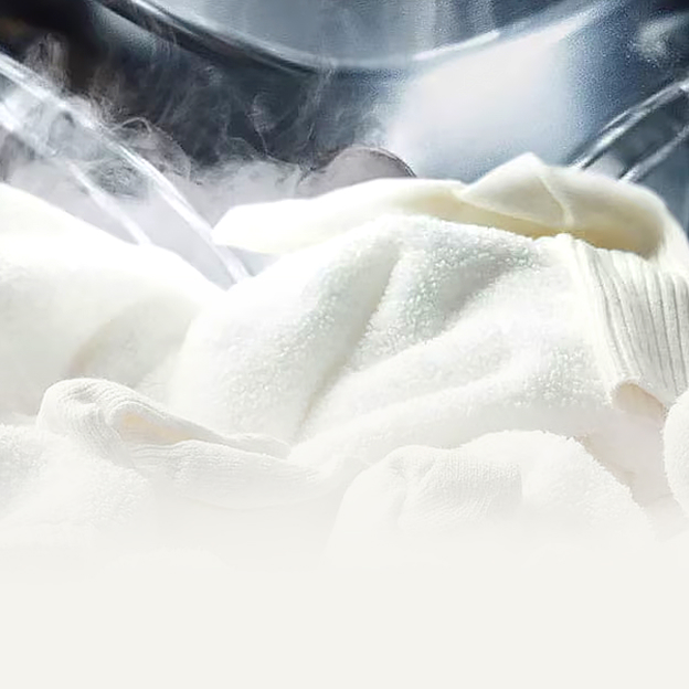 Gros plan de linge blanc et vapeur dans le tambour LG illustre la technologie vapeur pour un soin doux.