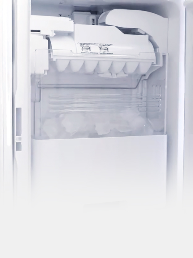 Porte du congélateur LG avec fabrique de glace intégrée illustre SpacePlus Ice System pour libérer l'espace.