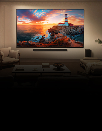 TV LG montée au mur avec un affichage abstrait et coloré, accompagnée d’une barre de son et d’un caisson de basses dans un salon moderne.