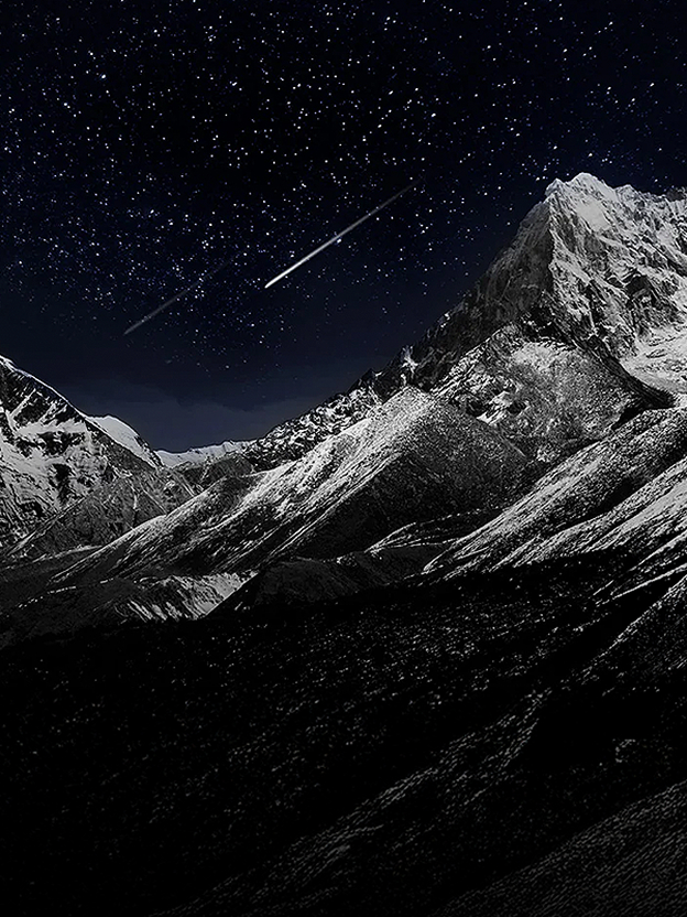 Écran LG OLED TV affichant paysage de montagne sombre, illustrant le Perfect Black et le contraste des ombres.