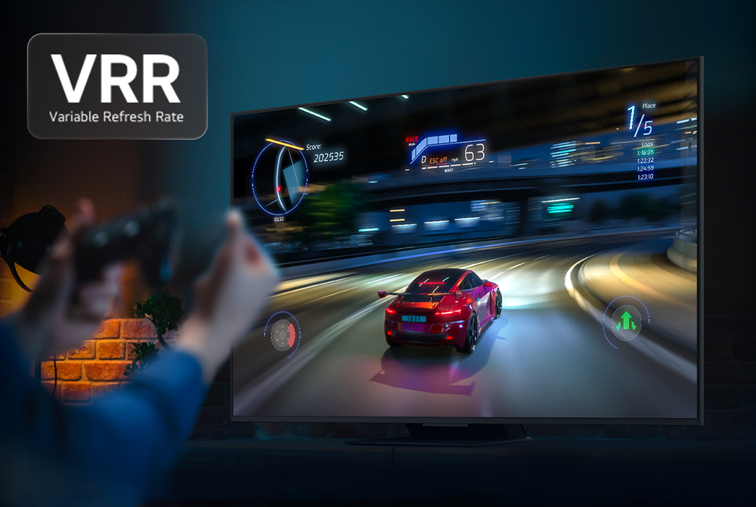 Scène de course sur LG TV avec texte VRR illustrant taux de rafraîchissement variable pour un jeu plus fluide.