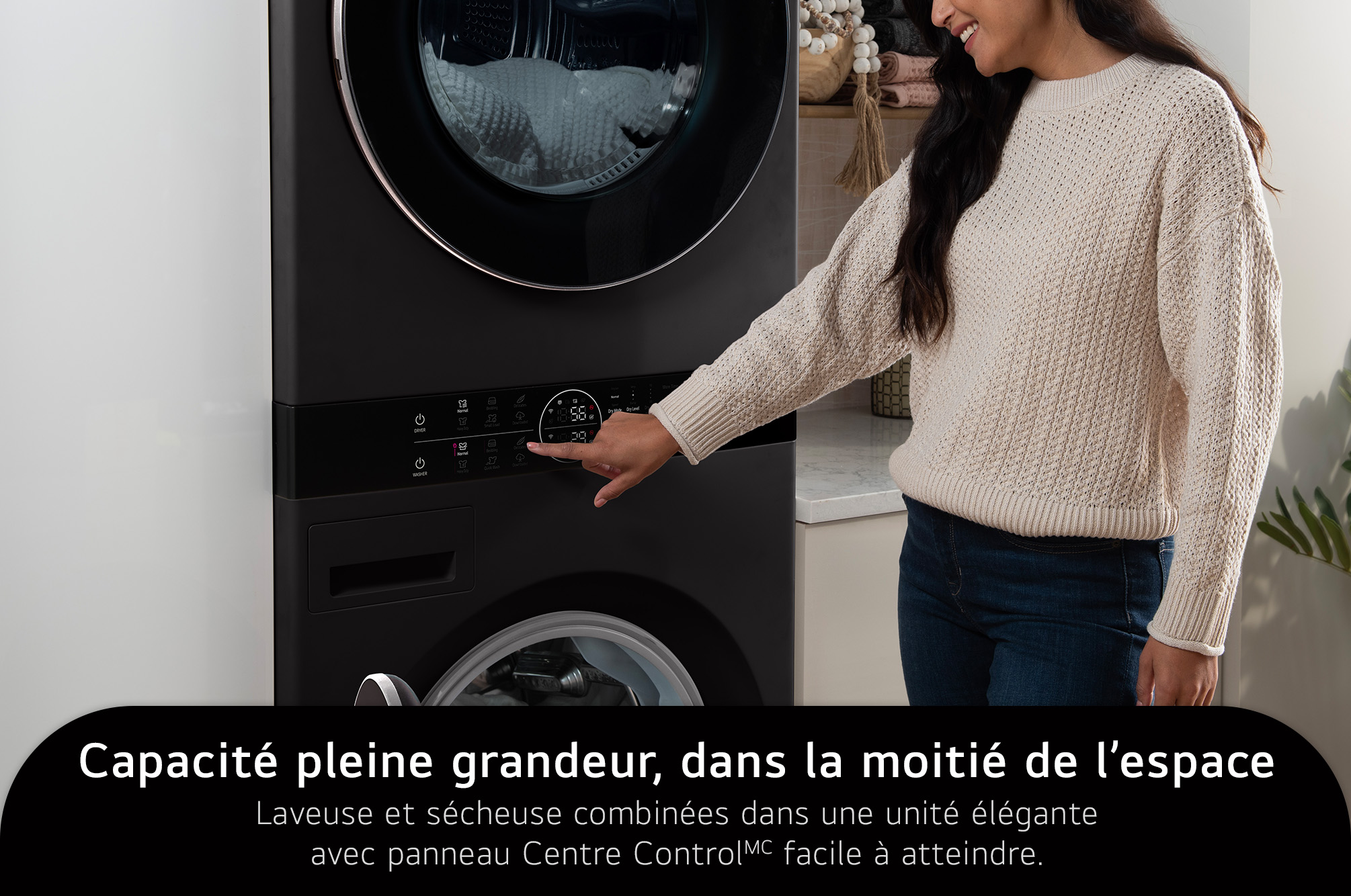 Le LG WashTower WKHC252HBA en Noir Acier, illustrant sa pleine capacité dans un design compact, avec une utilisation simplifiée grâce au panneau Center Control™.