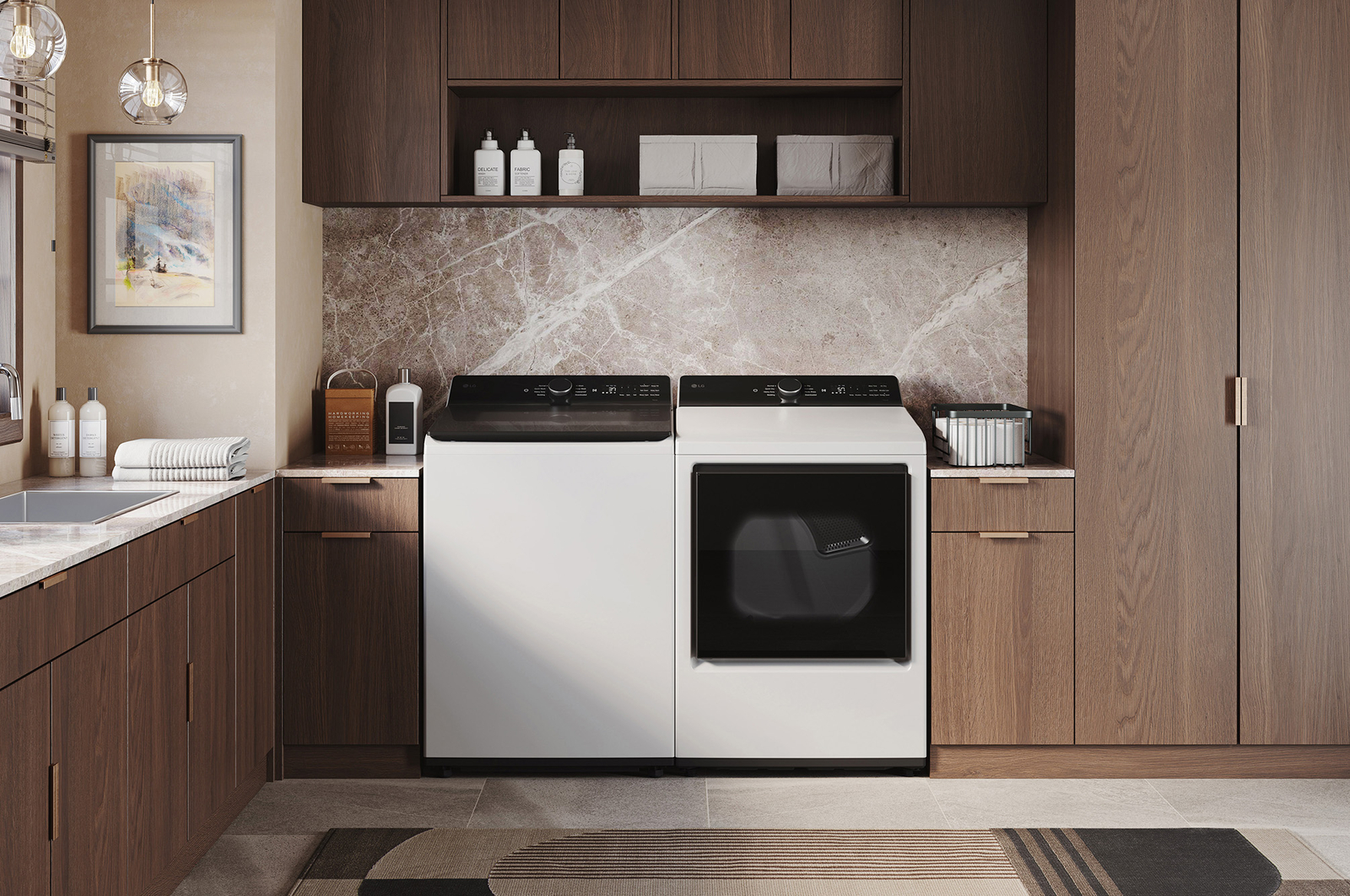 L'ensemble lave-linge et sèche-linge LG (WT8400CW) Blanc, illustrant son design à plateau plat s'intégrant parfaitement sous les armoires de la buanderie.