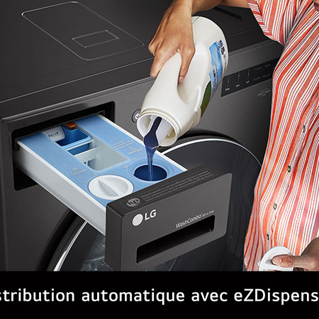  Le lave-linge séchant frontal LG WM6998HBA en Noir Acier, illustrant le remplissage du système de dosage automatique ezDispense™, soulignant la commodité de la distribution de détergent.