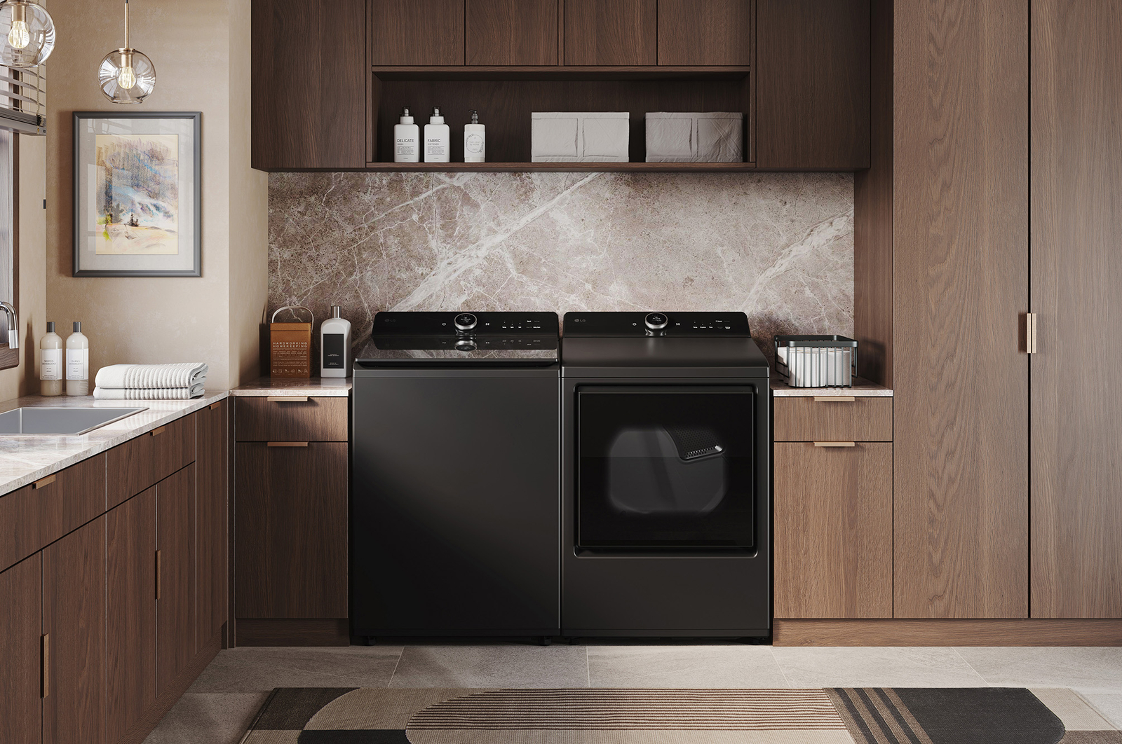 L'ensemble lave-linge et sèche-linge LG (DLEX8600BE) en Noir Acier, illustrant son design à plateau plat s'intégrant parfaitement sous les armoires de la buanderie.