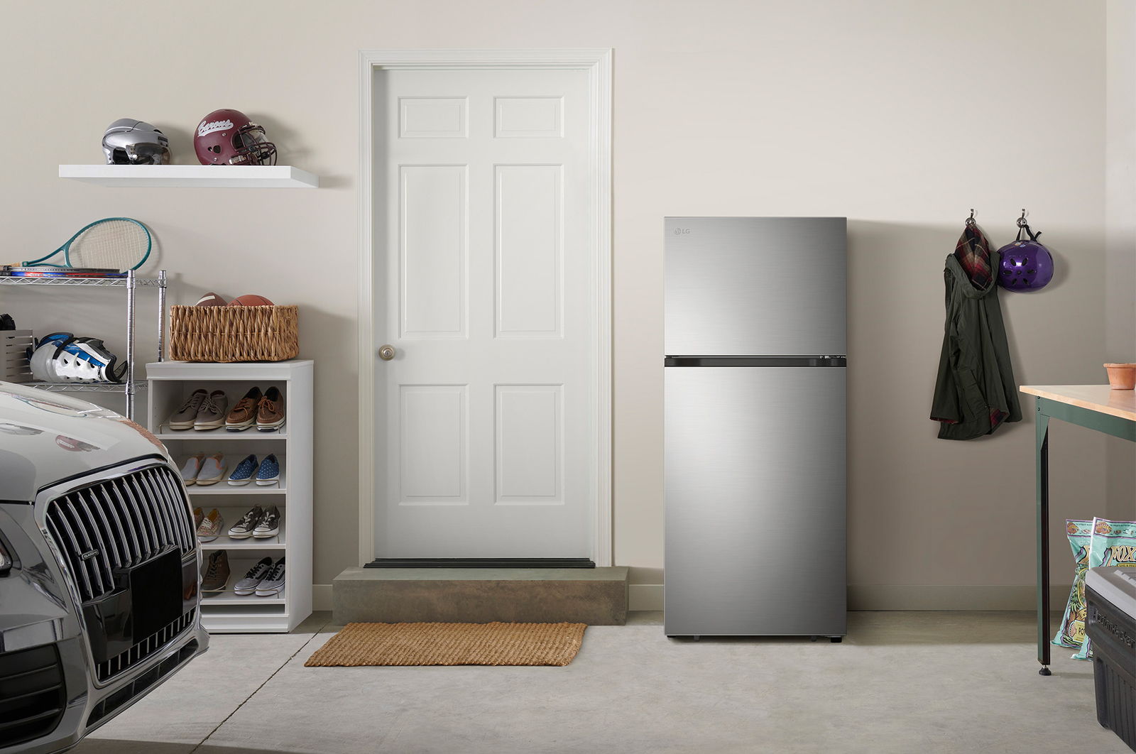 Le réfrigérateur à congélateur supérieur LG LT18S2100S de 28 po et 18 pi³ au fini inoxydable, présenté dans un garage.