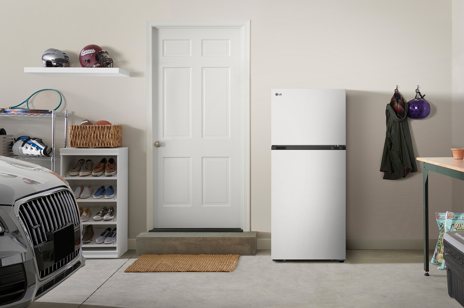 Le réfrigérateur à congélateur supérieur LG LT18S2100W de 28 po et 18 pi³ au fini blanc, présenté dans un garage.