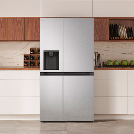 Le réfrigérateur intelligent côte à côte LG LS29S3230V de 36 po et 29 pi³ au fini inoxydable avec distributeur d'eau, présenté dans une cuisine moderne.