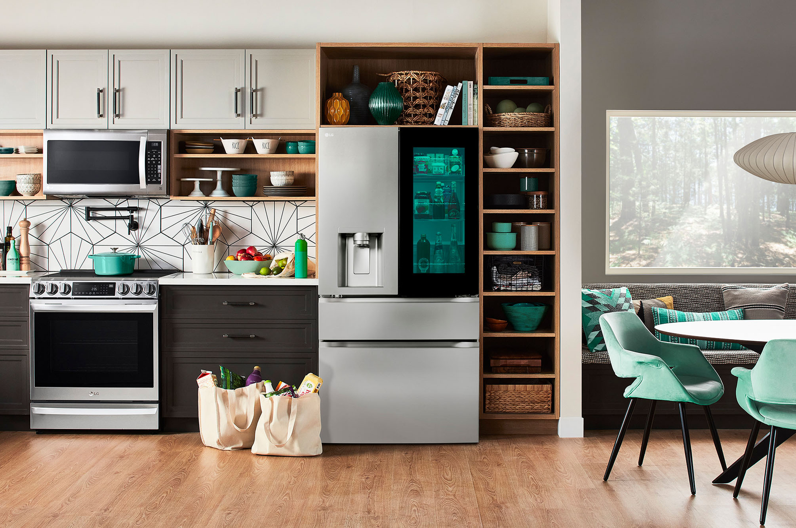 Le réfrigérateur à portes françaises LG LF29S8365S de 36 po et 29 pi³ en acier inoxydable PrintProof™ avec fenêtre InstaView® illuminée, dans une cuisine moderne.